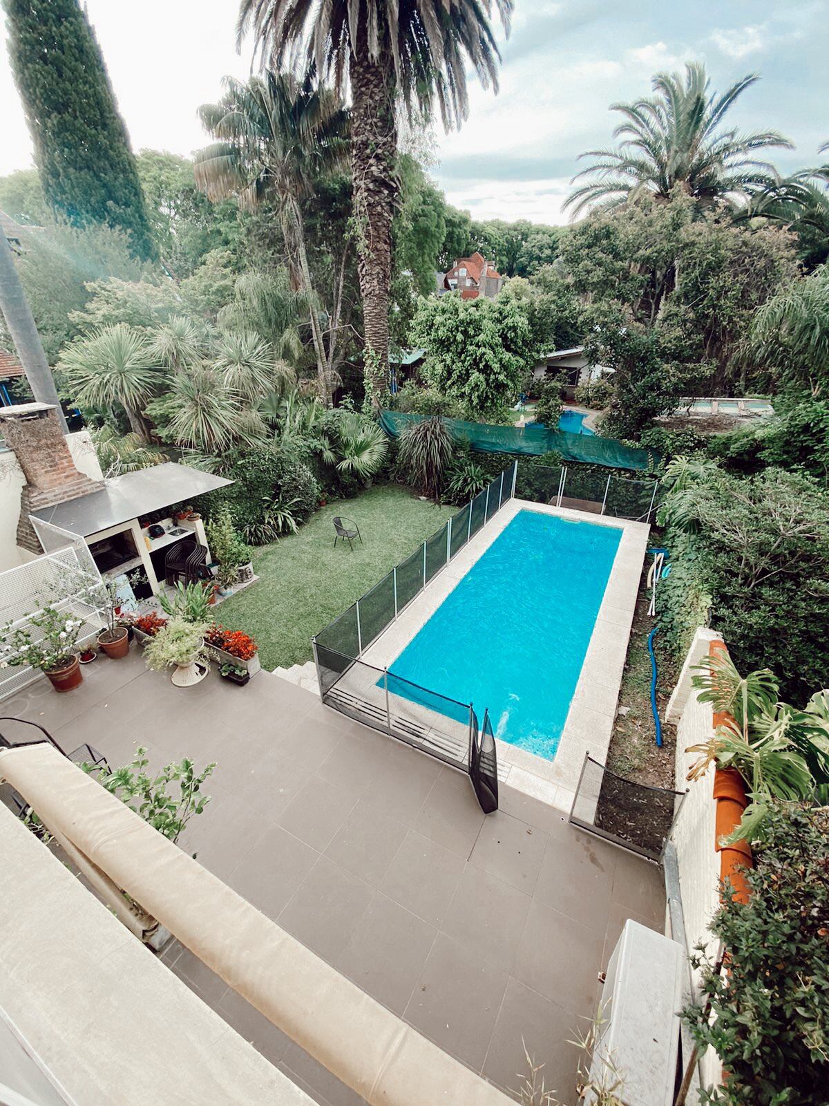 La casa cuenta con pileta, parrilla y parque.