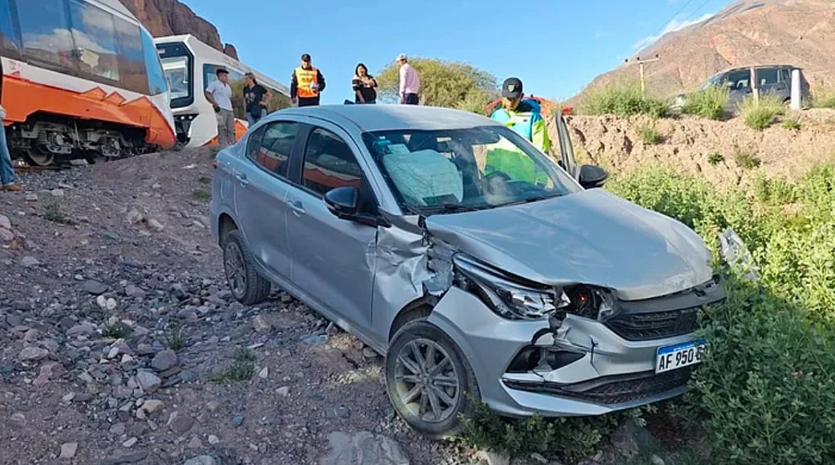 El tren solar protagonizó un violento choque con un auto que cruzó las vías y fue arrastrado por la formación. (Foto: NA).