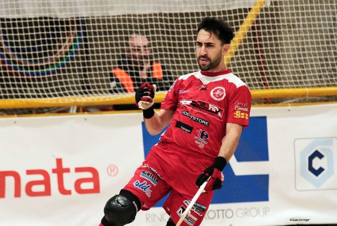 Tonchi durante un partido de hockey en Italia.