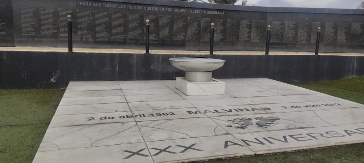 Fuerte repudio a los actos vandálicos que sufrió la Plaza de Malvinas