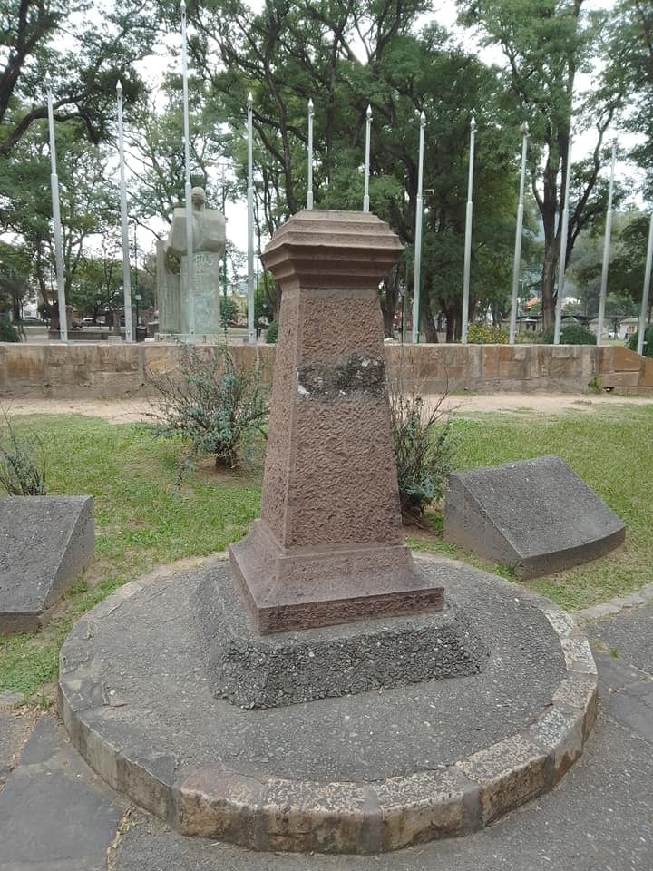 El busto fue colocado en un lugar desfavorable, y no tiene siquiera una placa indicando quién es.