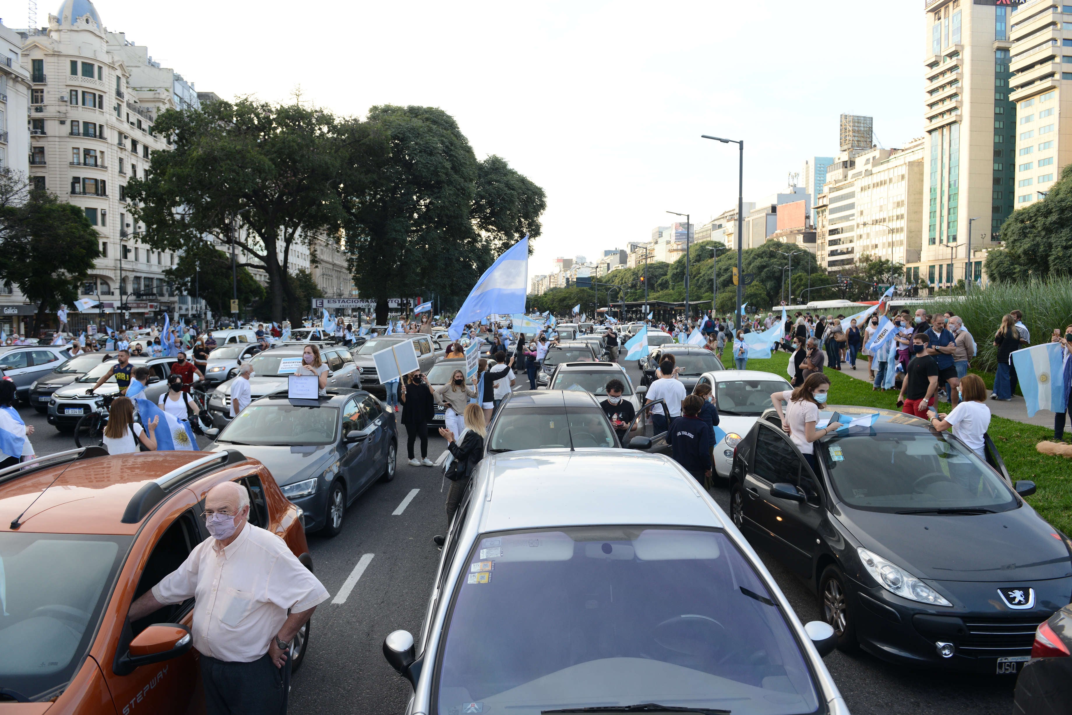 En auto, a protestar. (Fotos: Clarín)
