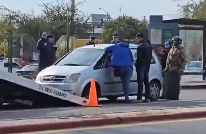 La mujer permaneció más de tres horas dentro de su auto y llamaron a Eter.