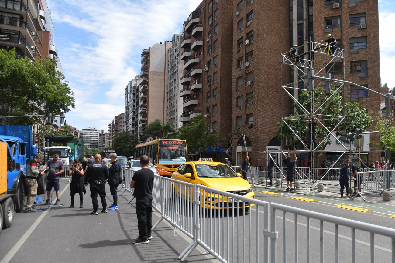 Comienza el armado del escenario para el acto de cierre de campaña de Javier Milei en avenida Yrigoyen frente al Buen Pastor.  (Ramiro Pereyra / La Voz)