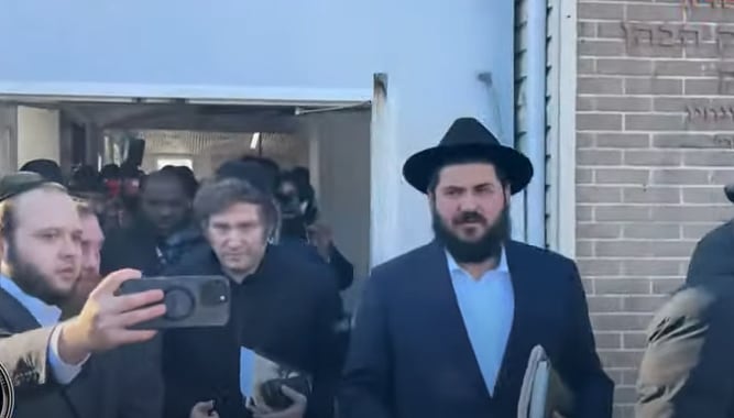 Javier Milei saliendo de su visita a la tumba del "rebe de Lubavitch".