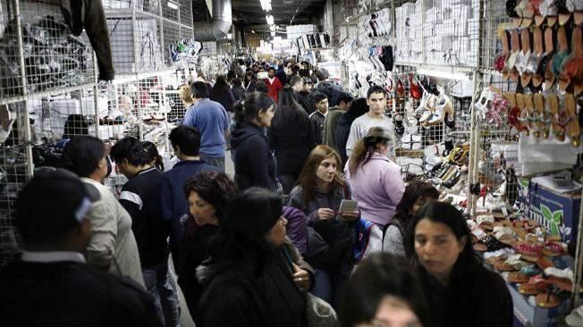 LA SALADA. Los tours de compras llegan desde todo el país a Lomas de Zamora.