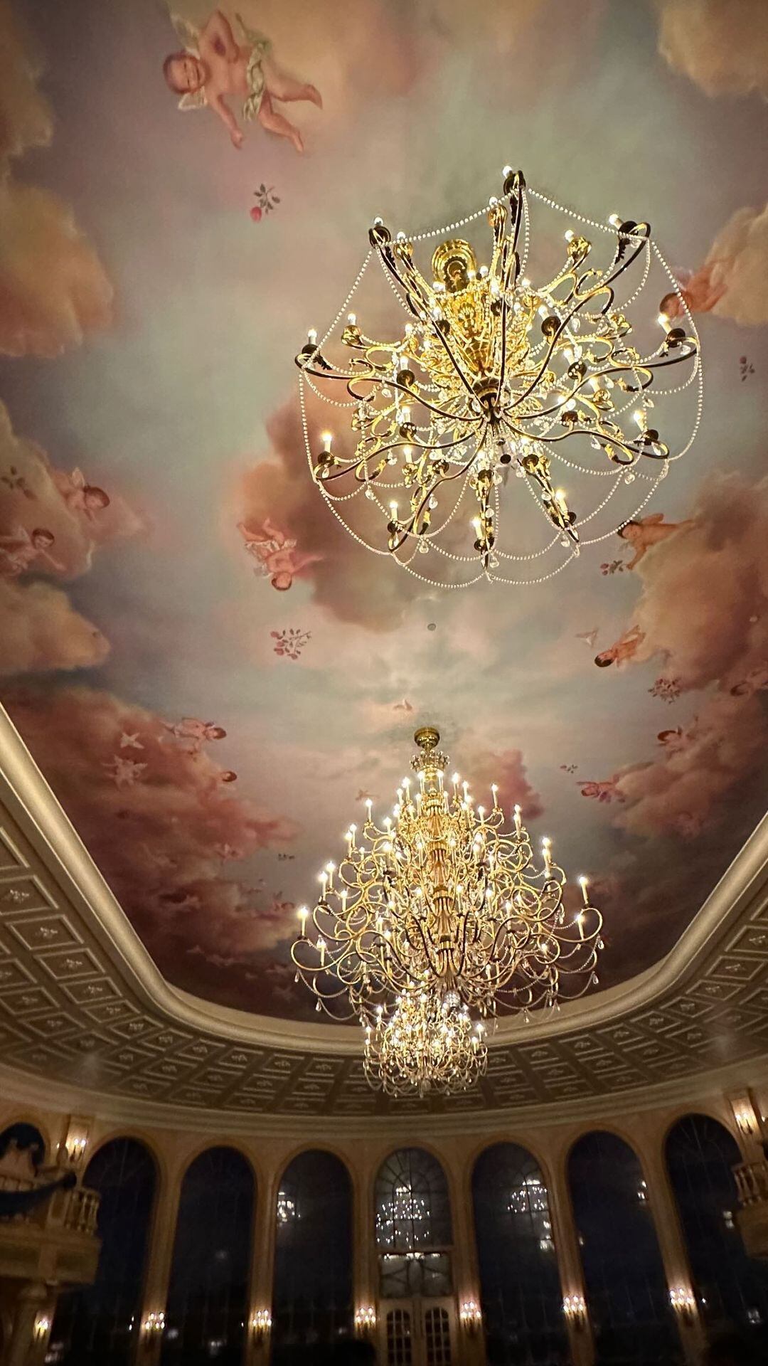 El restaurante cuenta con un salón abovedado e iluminado con arañas.