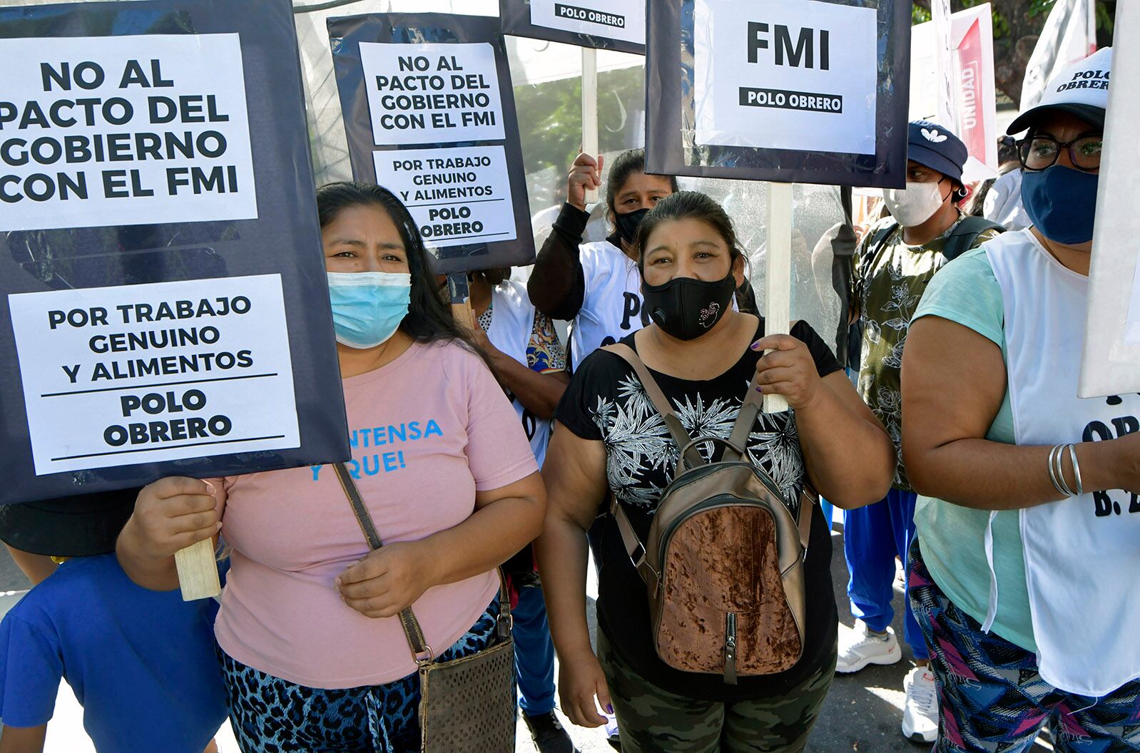 Las pancartas y carteles muestran claramente cuáles son los reclamos principales de las organizaciones sociales, que solicitan también una ampliación de los planes de trabajo.