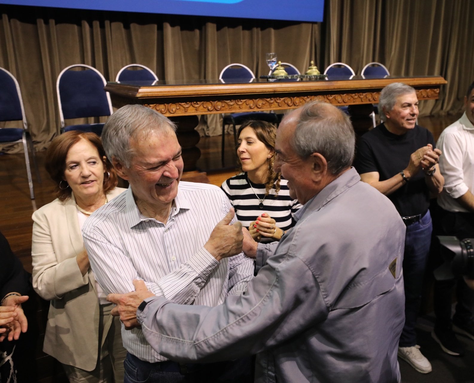 Schiaretti en la entrega de créditos. (Gobierno de Córdoba)