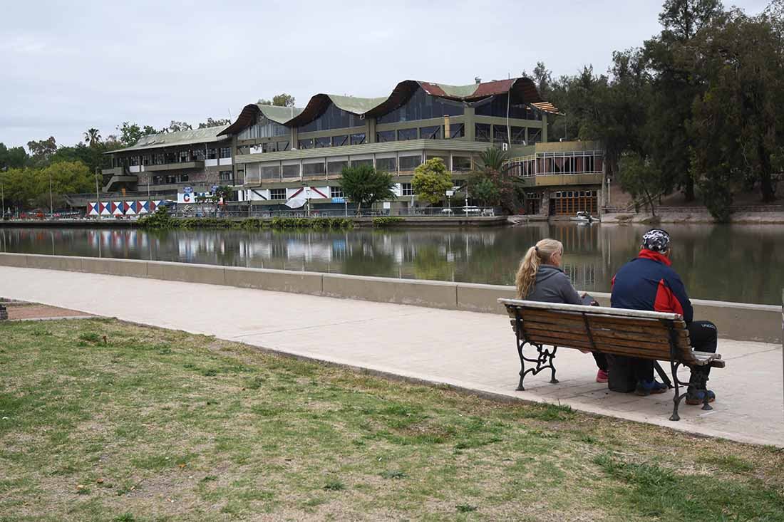 Zona del Rosedal y plazoleta que costea el sector este del lago, al fondo el club Mendoza de Regatas.