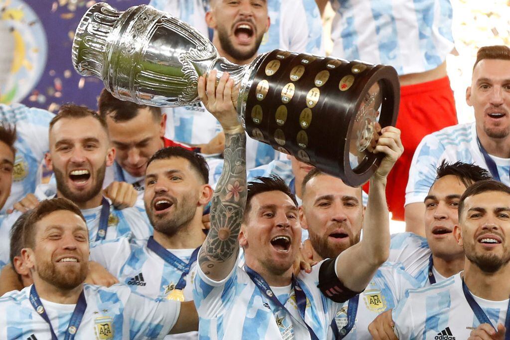 Messi levantó la Copa en el Maracaná y logró su primer título con la Selección.