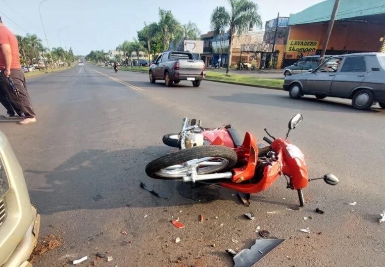 Accidente vial en Posadas dejó a un motociclista herido.