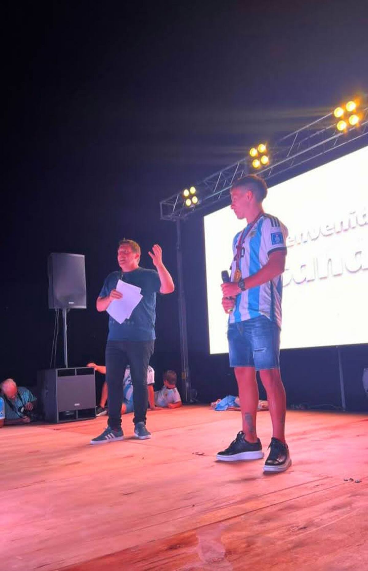 Emotivo recibimiento y homenaje en Gualeguay para Lisandro Martínez