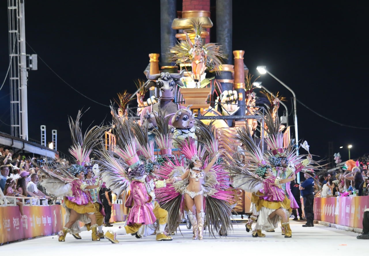 El Carnaval del País presenta las tres noches de color y alegría en un fin de semana XXL a pura fiesta