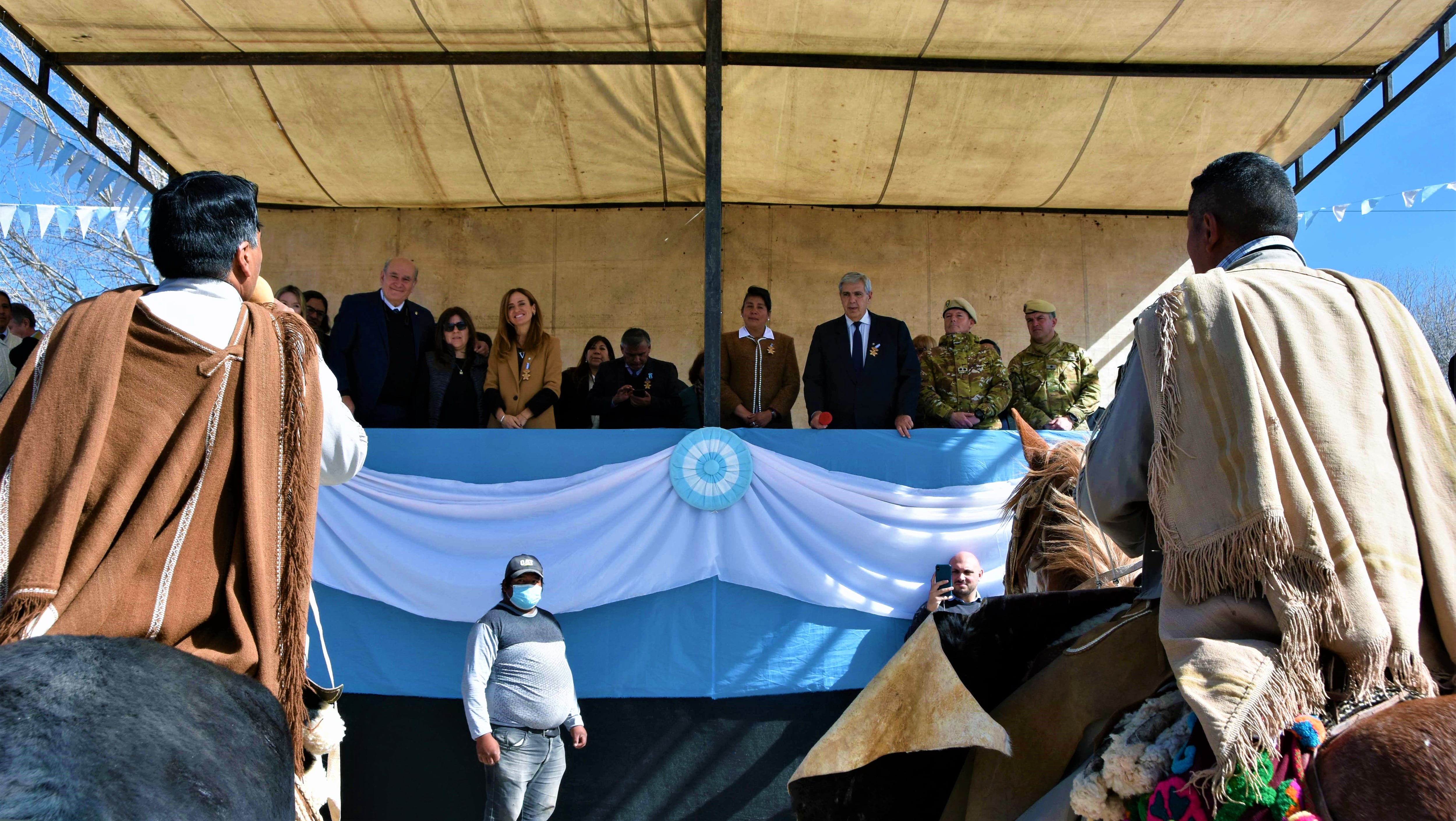 Los gauchos humahuaqueños, que también celebraban su día, presentaron su saludo protocolar a las autoridades y solicitaron la debida autorización para dar inicio al desfile en honor al general Arias.