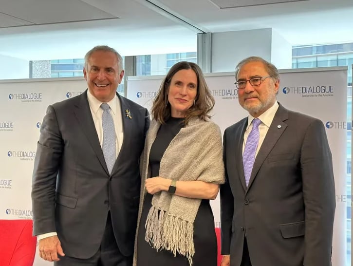 Marc Stanley, Rebecca Bill Chaves y el embajador argentino Jorge Argüello. Foto: La Nación