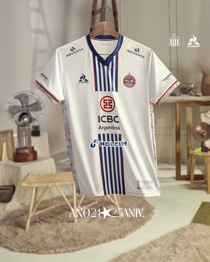 La nueva camiseta alternativa de Talleres, homenaje por la obtención de la Copa Conmebol.