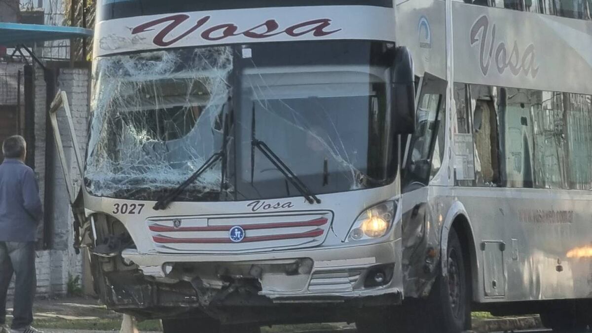 Fallecieron dos personas tras el impresionante choque de un auto y un ómnibus