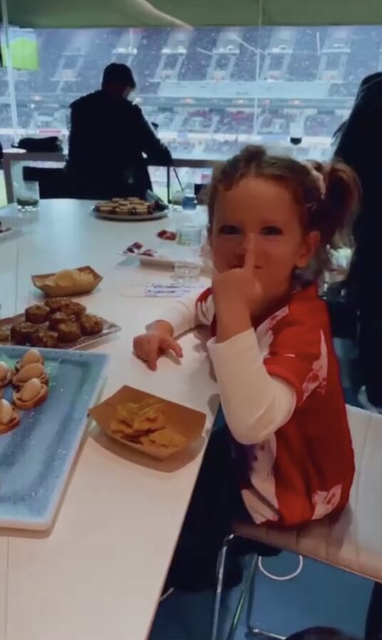 Con sus hijos, Camila Homs asistió al estadio Wanda Metropolitano Madrid.