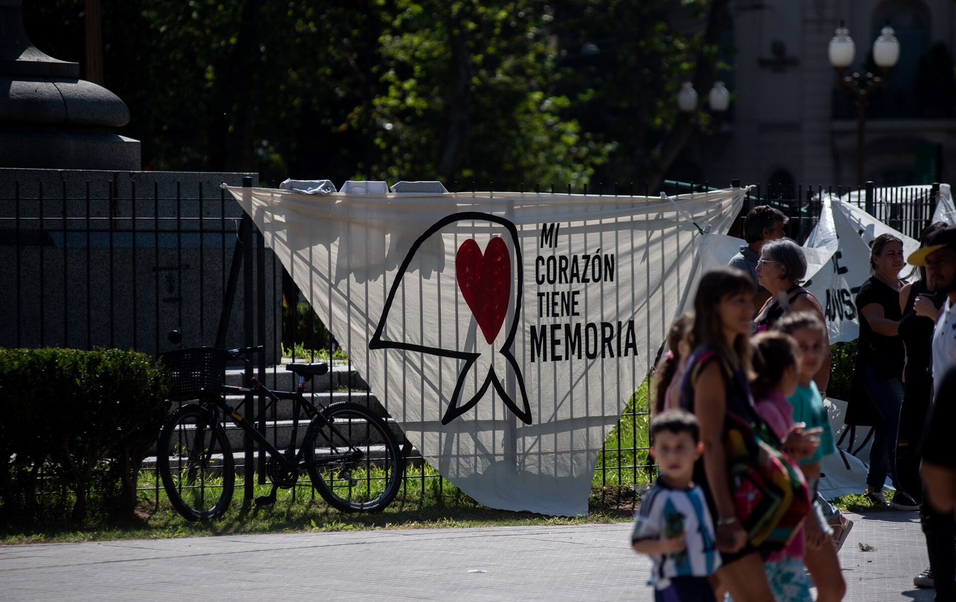 Muchas personas reivindicaron la lucha de las Abuelas de Plaza de Mayo en la movilización.