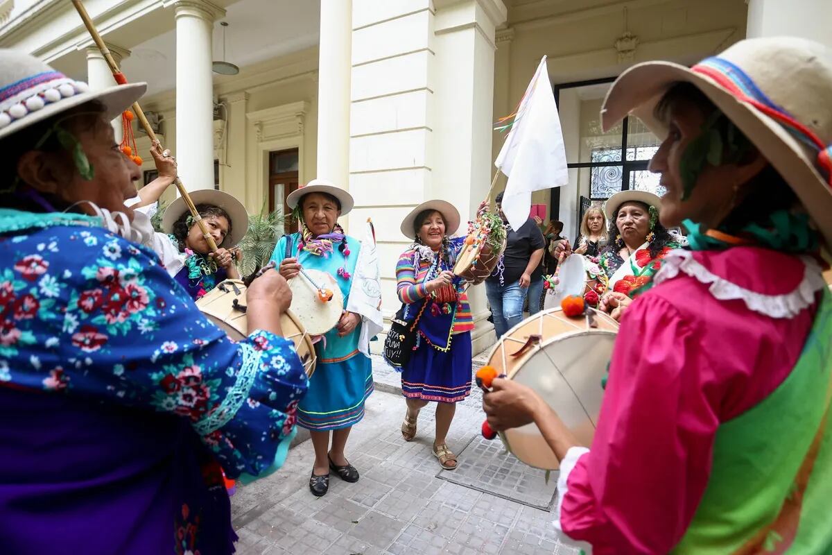 Vestidas con ropajes típicos de la celebración, mujeres de Jujuy celebran su condición de comadres en alegres encuentros. La ocasión resulta propicia para el trabajo de prevención en materia de violencia de género.