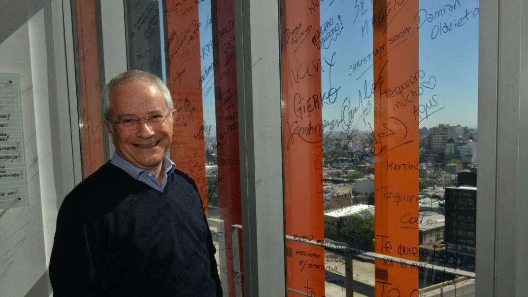 David Ruda en su oficina de Tarjeta Naranja. Todos aquellos que ingresan dejan su firma. Así lo hizo Mundo D. (Raimundo Viñuelas)