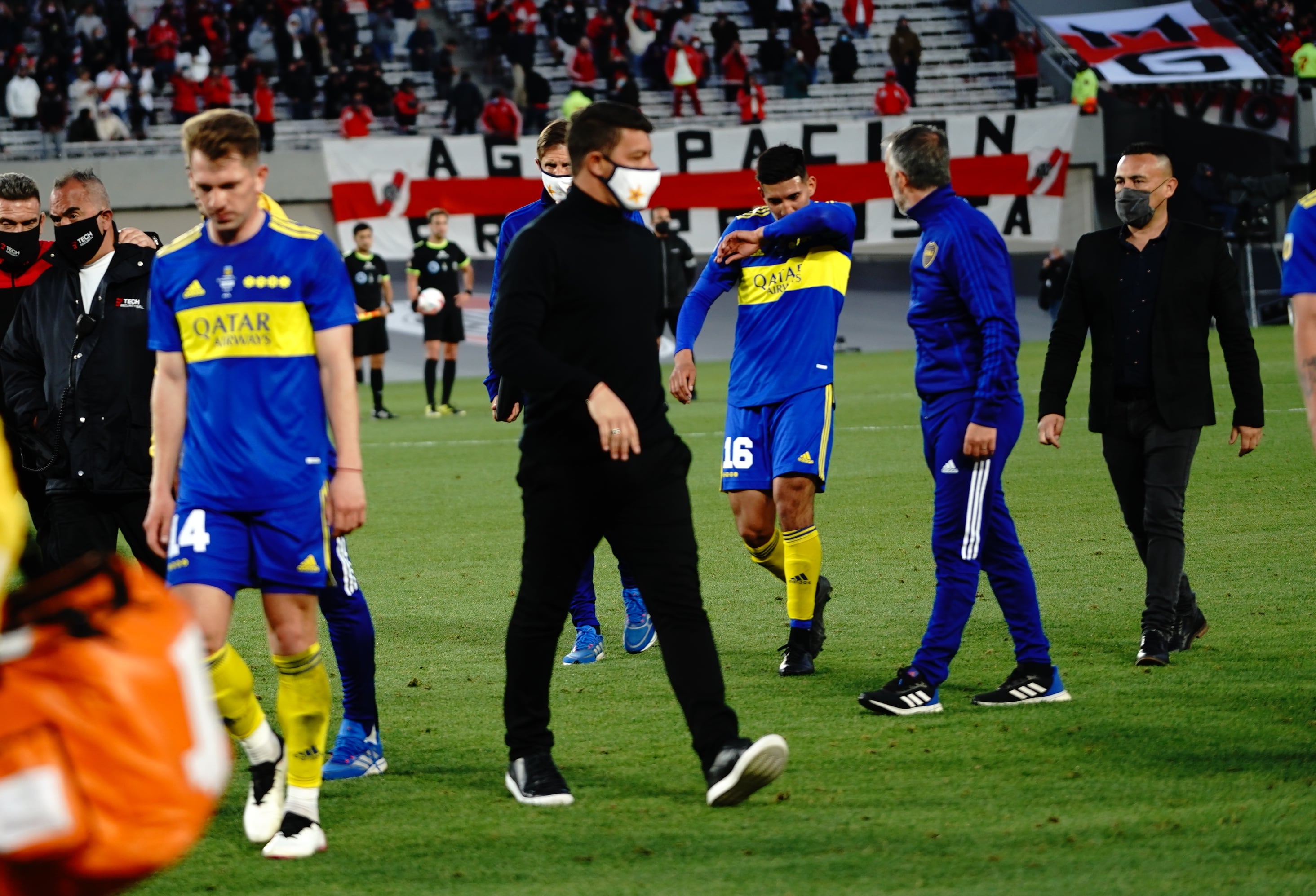 Sebastián Battaglia, apuntado por periodistas e hinchas de Boca tras la derrota en el Superclásico.