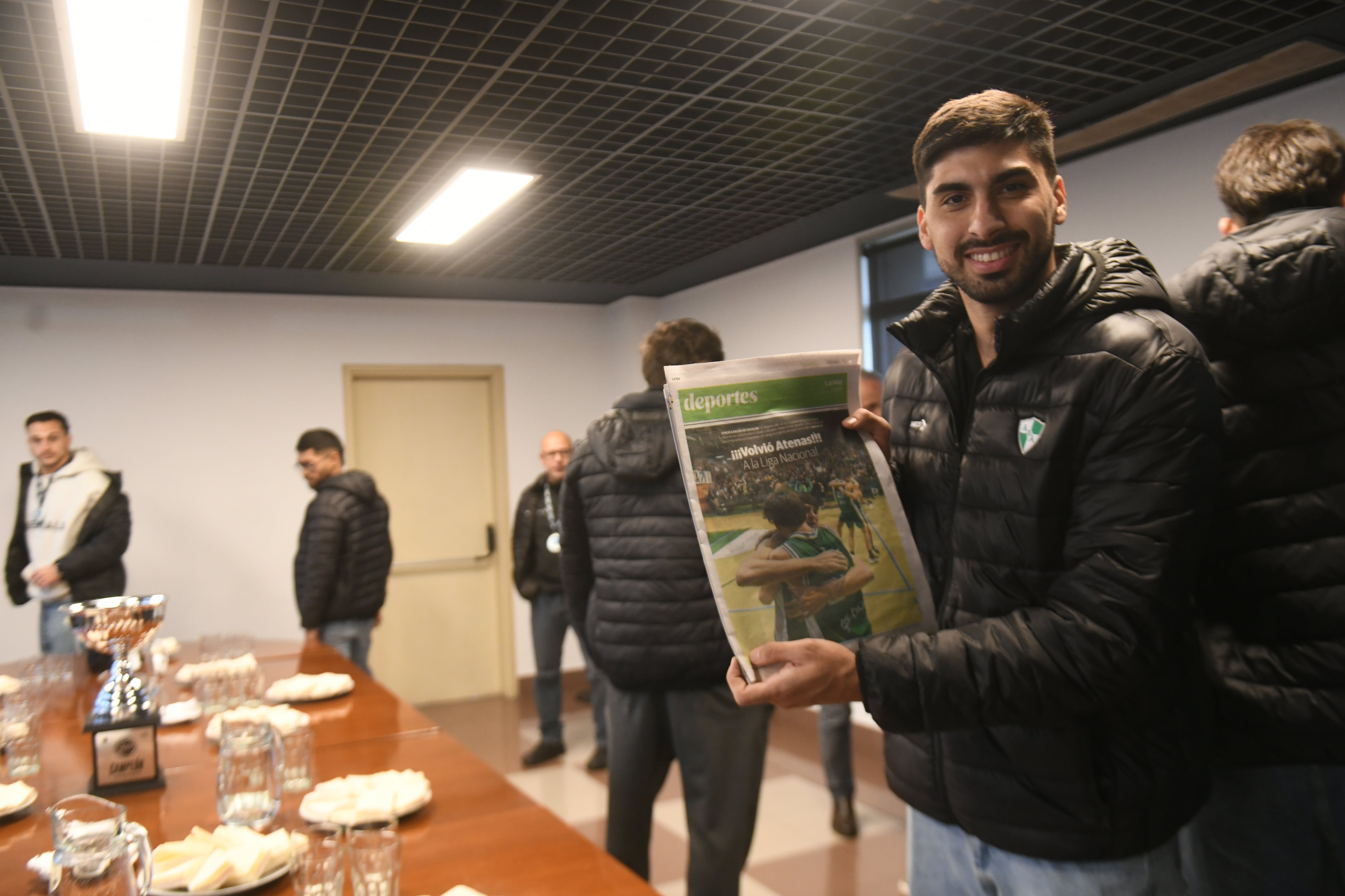 Atenas el equipo campeón de la Liga Argentina de básquet festejó el campeonato con el tradicional brindis en la sede de la Voz del Interior. Foto Javier Ferreyra