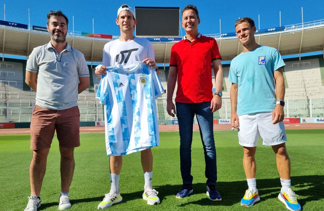 Gonzalo Sosa, Dominic Thiem, Manuel Calvo y Diego Schwartzman, durante el recorrido de los tenistas por el estadio Kempes. (Prensa Agencia Córdoba Deportes)