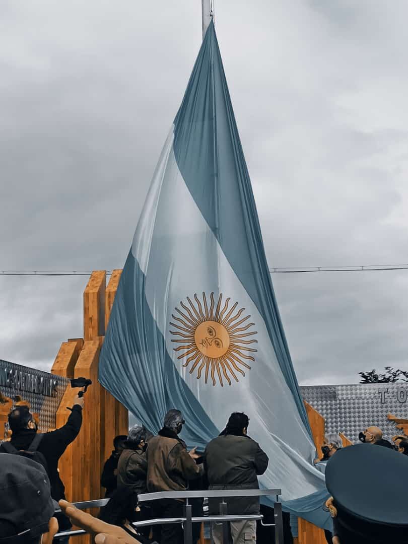 La Plazoleta cuenta con un Pabellón Nacional nuevo. El mismo fue escoltado e izado por los Veteranos presentes.