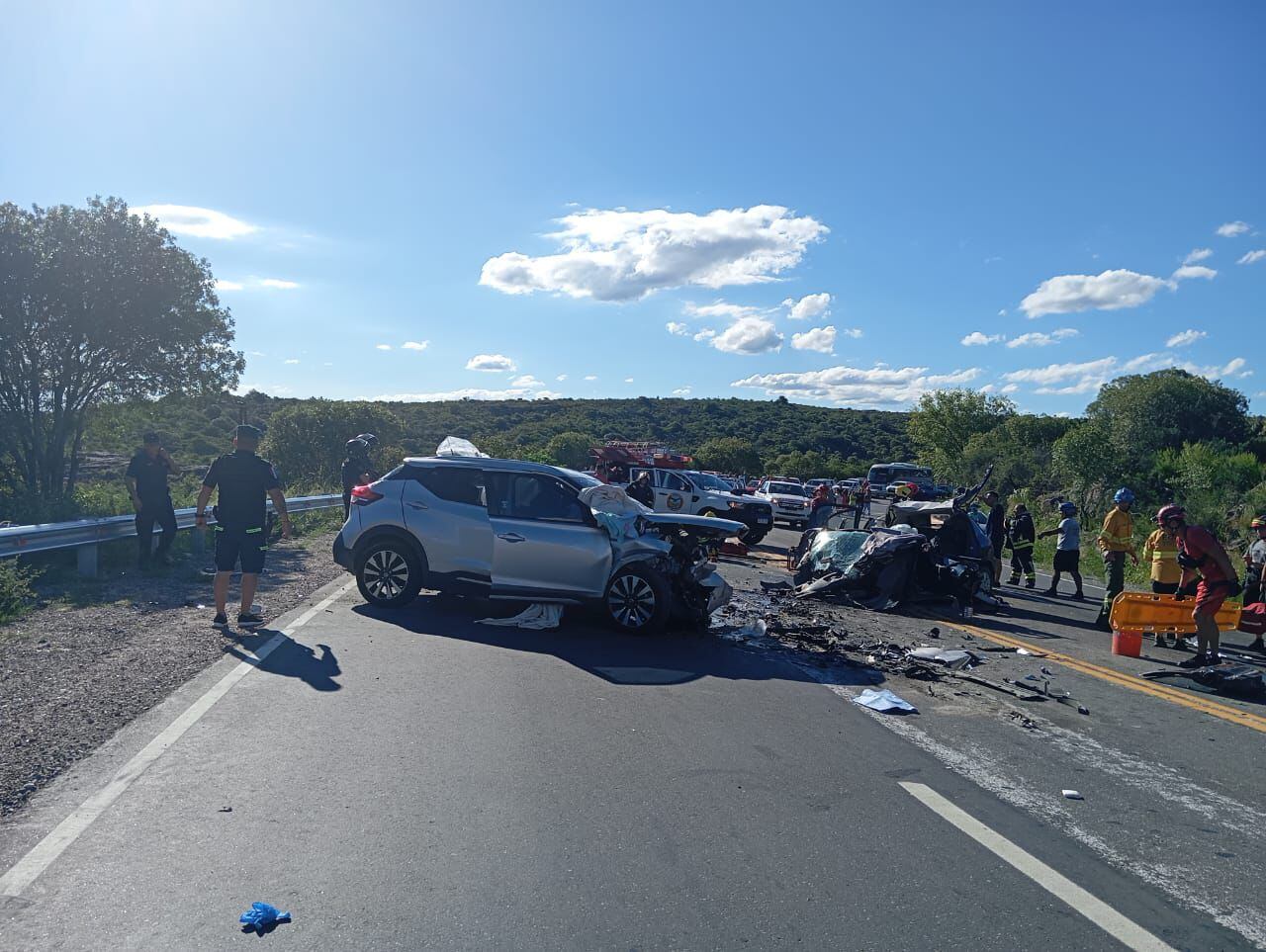 Desastre frontal. Cuatro personas murieron y otras dos resultaron heridas, entre ellas un bebé, al chocar dos autos de manera frontal en las Altas Cumbres. Fue entre los parajes Cañada Larga y Niña Paula.