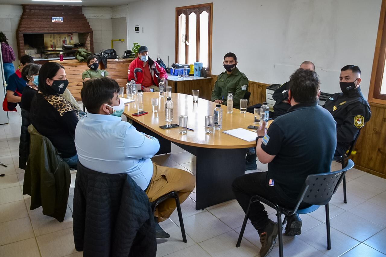 Participaron de la mesa de trabajo el Intendente Daniel Harrington junto a la Secretaria de Gobierno Nancy Jodurcha, Gendarmería Nacional, Policía, Bomberos Voluntarios, Defensa Civil Tolhuin, el Centro Asistencial Tolhuin, Guarda Parques y la Unidad de Manejo del Fuego.