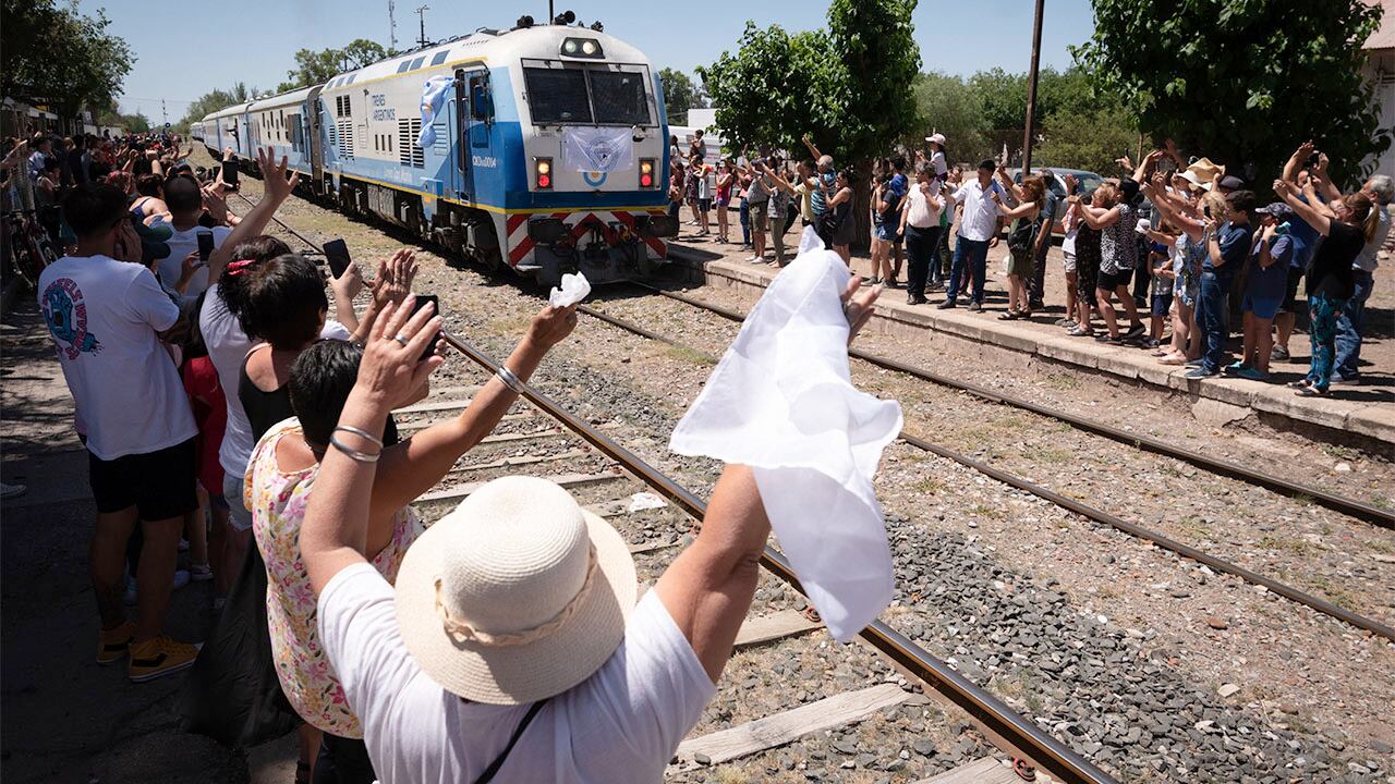 Pura emoción, así llegó a Mendoza el primer tren de pasajeros en casi 30 años
Este miércoles y ante los aplausos y la alegría de vecinos de San Martín, el tren de pasajeros volvió a transitar por las vías mendocinas. Tras 36 horas de viaje desde Retiro, una formación ferroviaria volvió a transitar desde el 10 de marzo de 1993.

Foto: Ignacio Blanco / Los Andes  