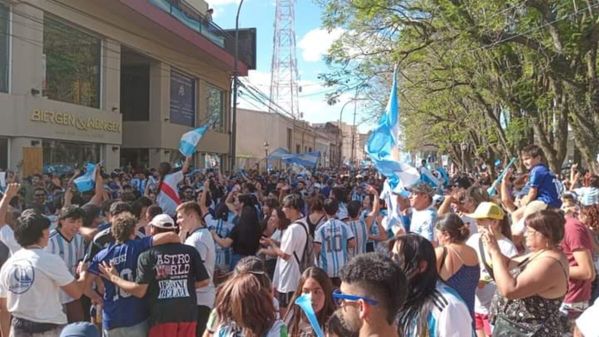 El abuelo entrerriano volvió a ver el partido en la vidriera de un comercio y Argentina salió Campeón