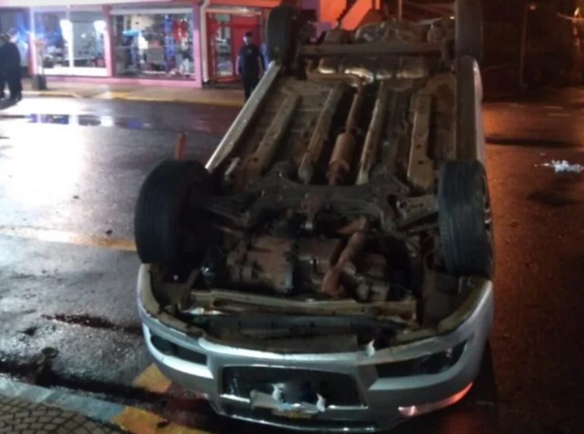 Puerto Rico: un automóvil despistó y terminó en posición invertida