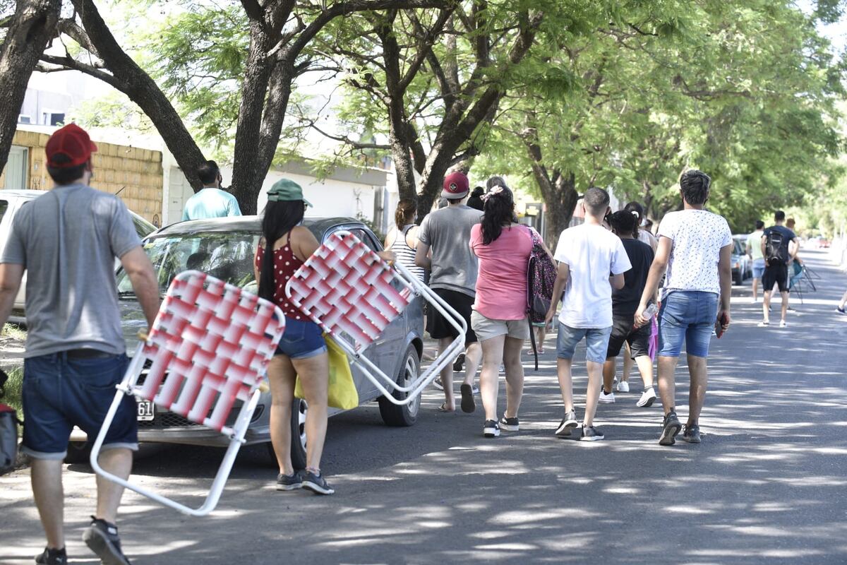 Testeos en Córdoba: en plena ola de calor y con esperas interminables