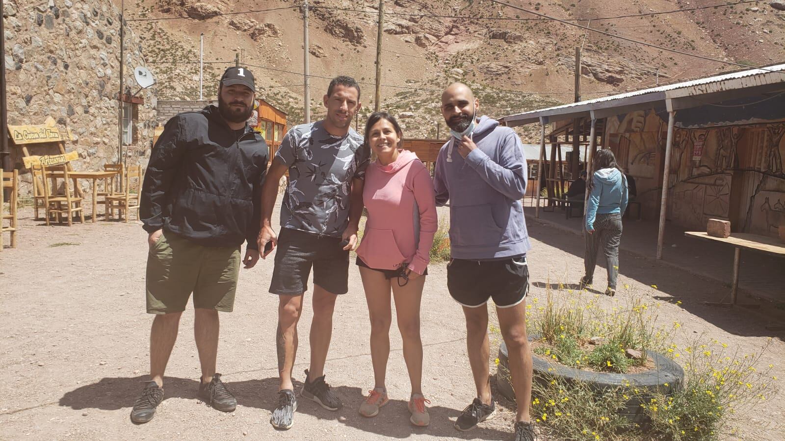 Foto con mendocinos en Puente del Inca