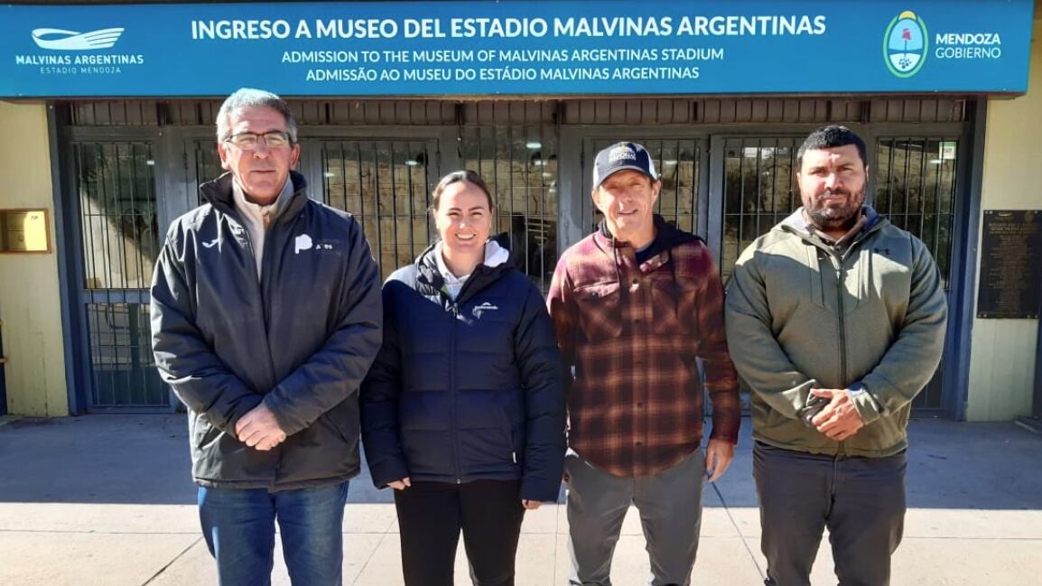 Federico Chiapetta (deportes de Mendoza) junto a Kate Halaska, encargada de la logística del seleccionado australiano de rugby.