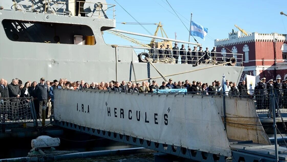 El destructor "ARA Hércules" tuvo su última ceremonia de arriado de Pabellón.