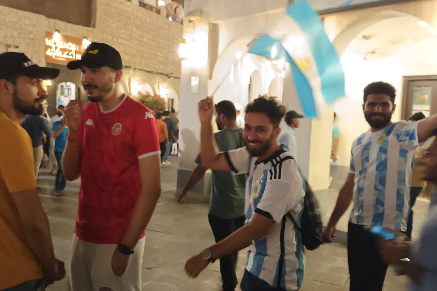 Las calles de Qatar ya tienen hinchas argentinos (Foto: La Voz)