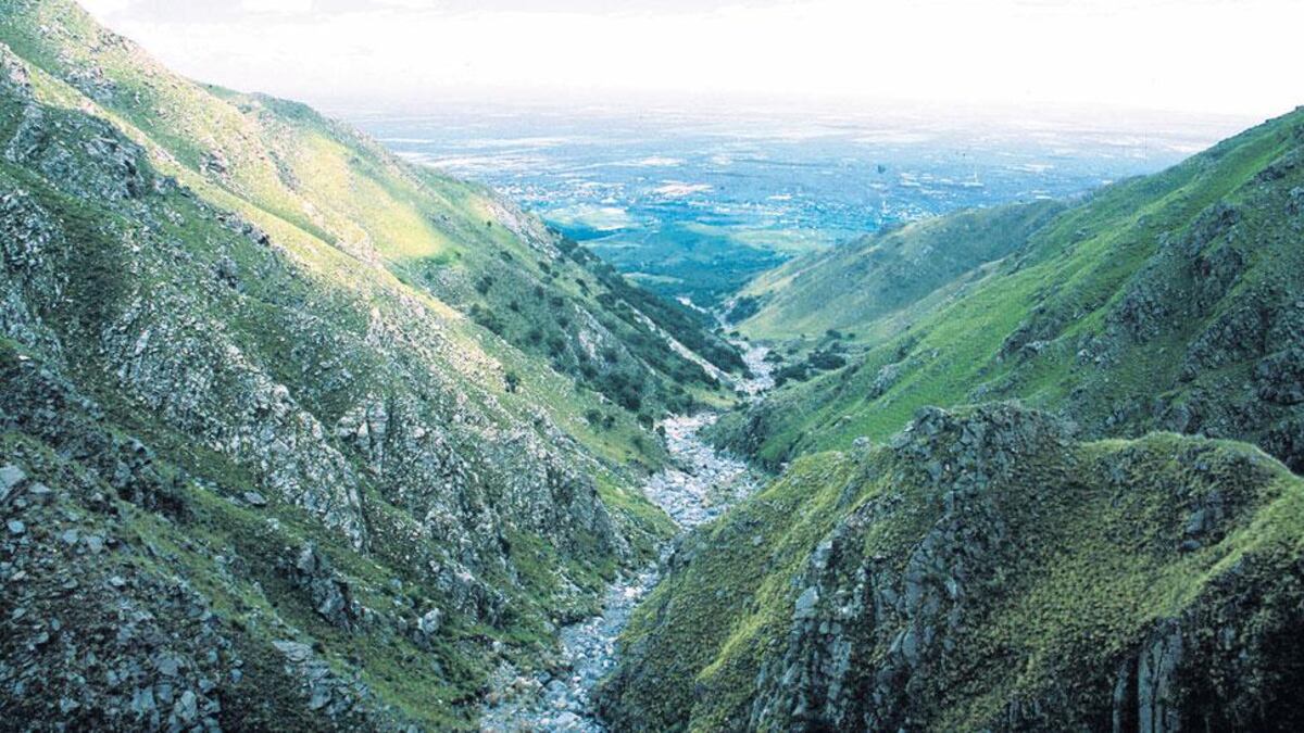 Una asombrosa cascada congelada en las sierras de Córdoba que podés conocer en una excursión