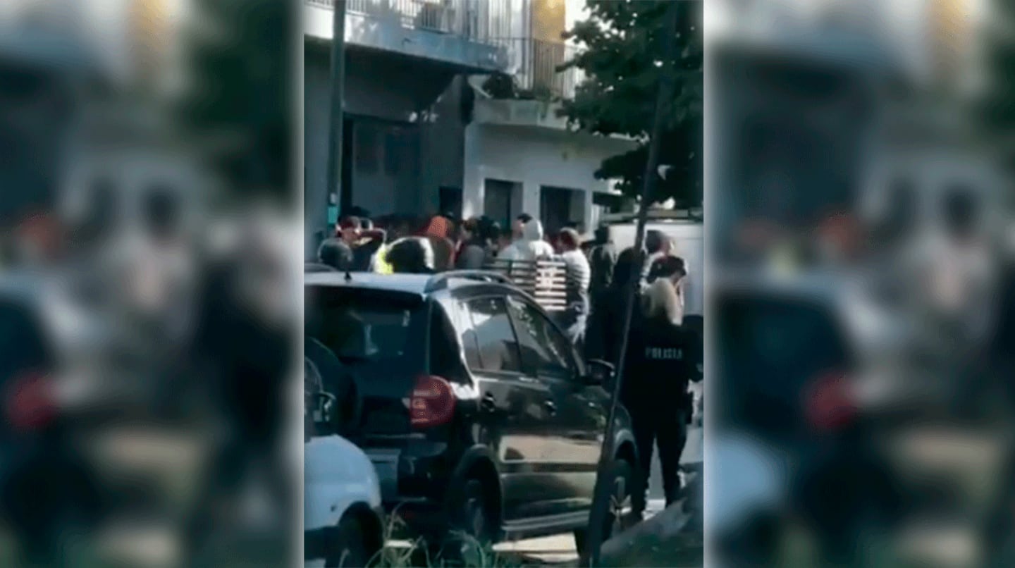 Disturbios entre dos grupos de sindicalistas frente a un colegio en La Plata