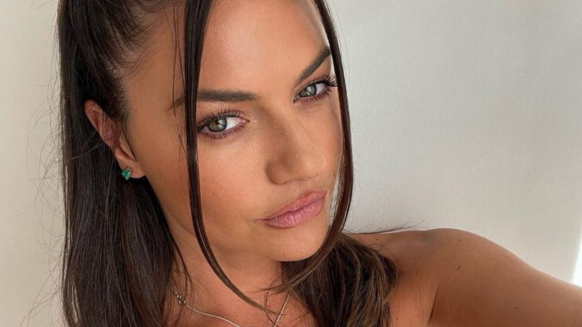 Después de enterarse de que su novio le fue infiel, Sofía Jujuy Jiménez se la jugó en las redes con una foto en microbikini