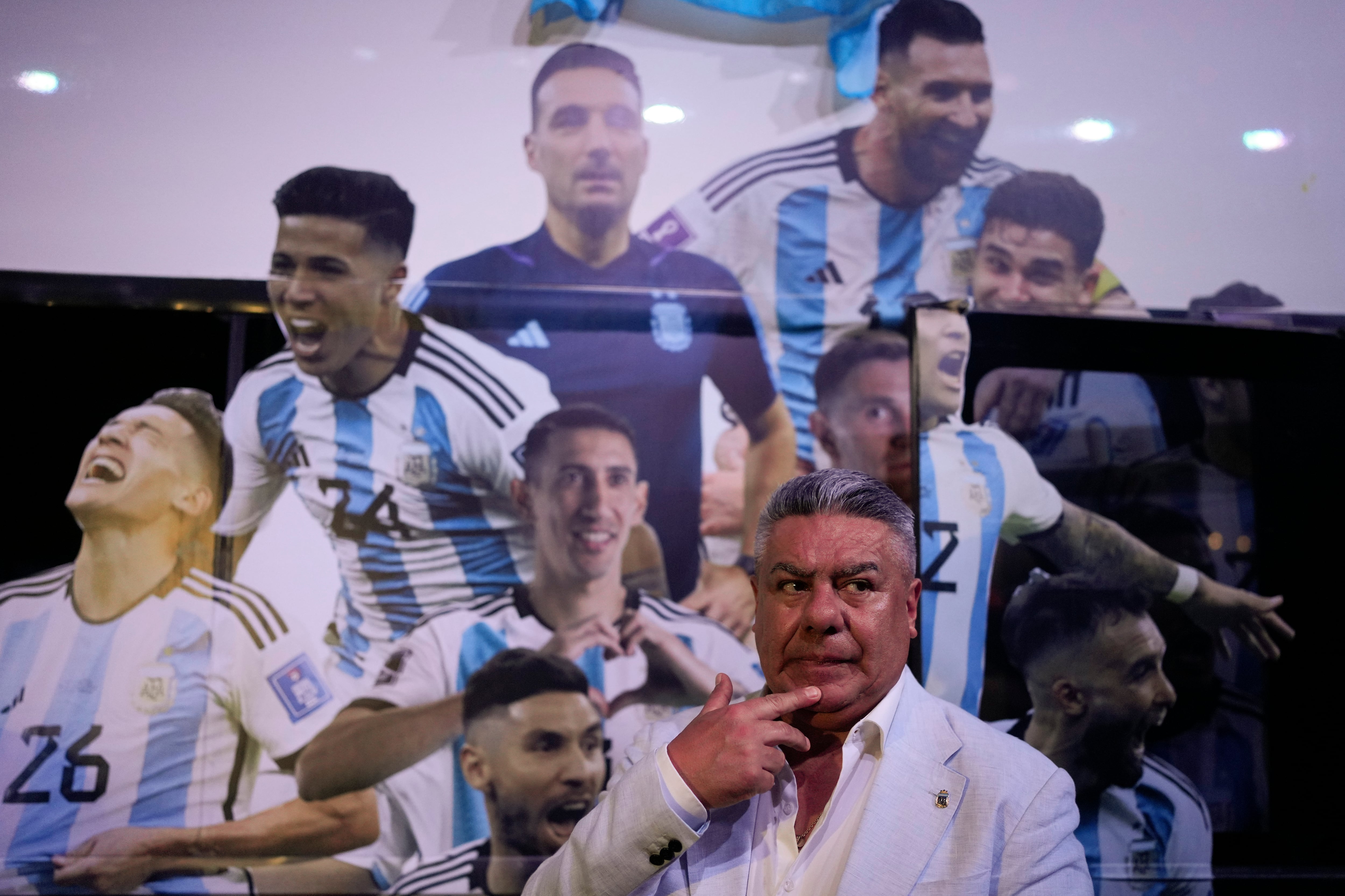 ARCHIVO - Foto del 5 de abril del 2023, el presidente de la Asociación de Fútbol de Argentina Claudio Tapia frente al autobús en el que viajaron los jugadores de la selección a su regreso de la Copa Mundial de Qatar en la exhibición "Campeones del Mundo". El jueves 17 de octubre del 2024, la AFA reelige a Tapia al frente del organismo. (AP Foto/Natacha Pisarenko, Archivo)