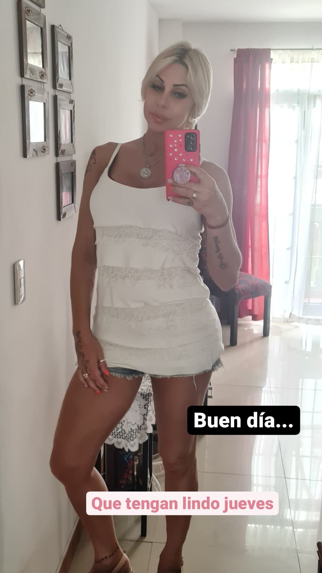 Mónica Farro conquistó con su look de entre casa.