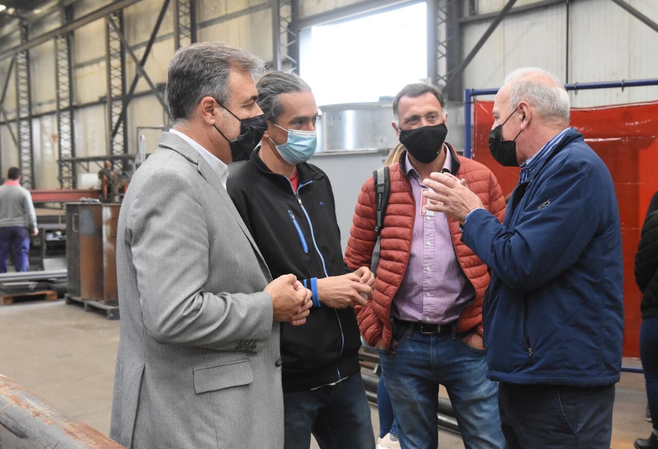 El intendente Luis Castellano y funcionarios recorrieron VMC, que adhiere al programa "Aprender en las fábricas"