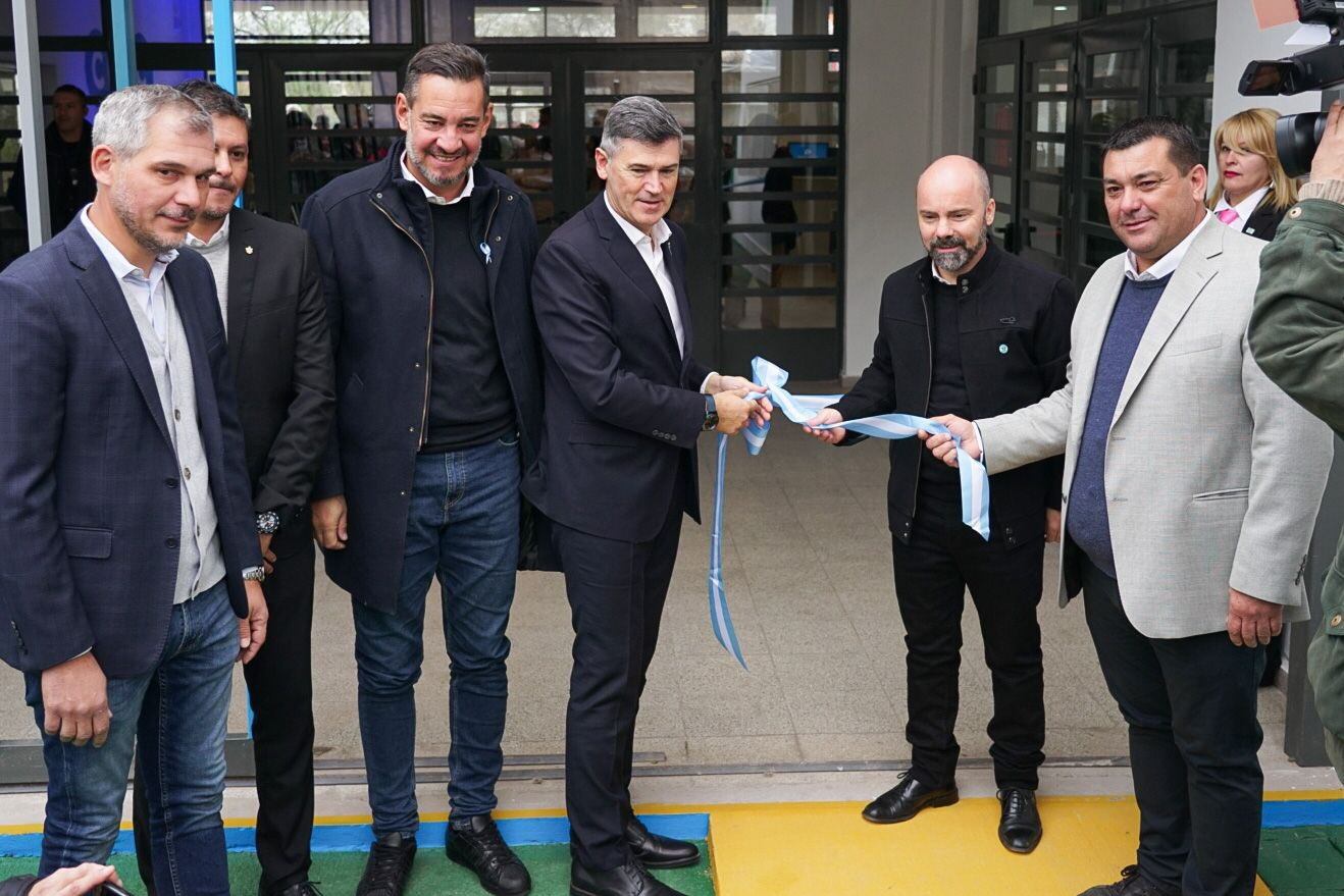 Daniel Passerini, candidato a intendente, y los funcionarios Miguel Siciliano y Juan Domingo Viola, en el flamante CPC.