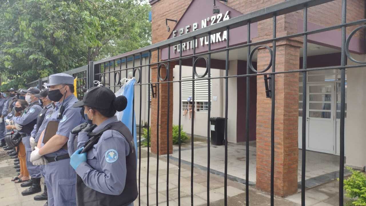 Vecinos se manifiestan frente a la escuela 224 donde hay personas aisladas con hisopado negativo.