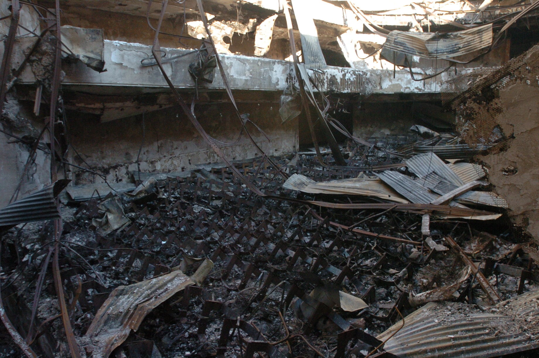 El 28 de julio de 2007, un incendio destruyó el teatro Comedia. Las llamas perforaron el techo de la sala (La Voz / Archivo).