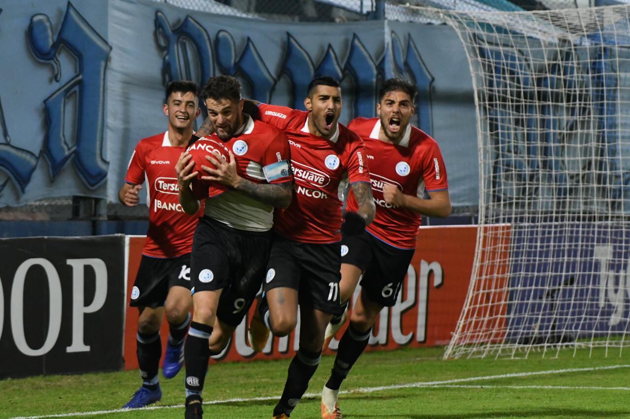 Belgrano ganó en Río Cuarto y sumó tres puntos fundamentales para la campaña de Guillermo Farré. (Foto: Tomy Fragueiro)